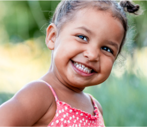 בן 4 מחייך לרווחה בחוץ