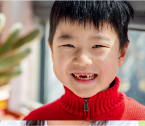 בן 5 מחייך עם שיניים חסרות