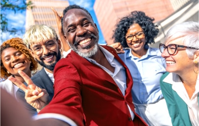 קבוצת אנשים מחייכים