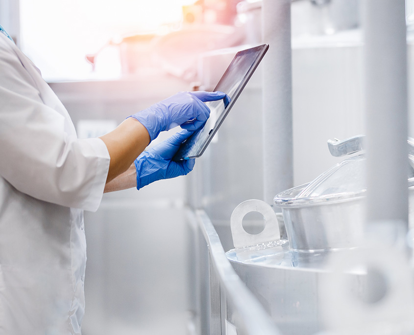 תקריב של רופא המשתמש בטבליה