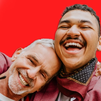 זוג נהנה ומשוויץ בחיוכים