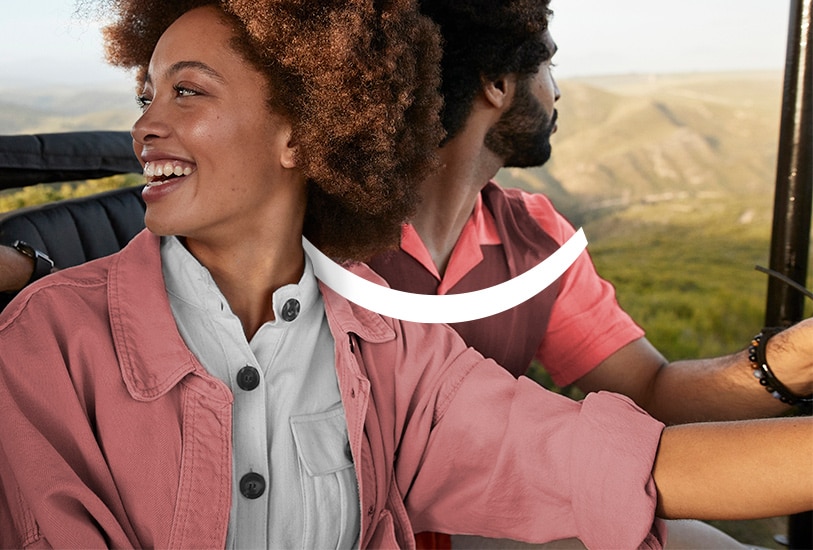 זוג מחייך תוך כדי הרפתקה