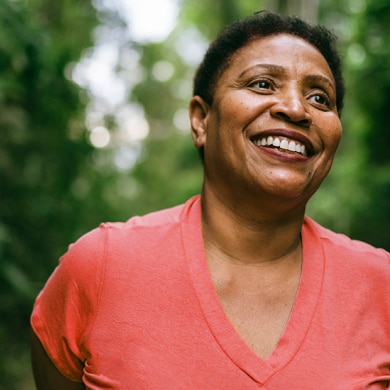 אשה צעירה מחייכת