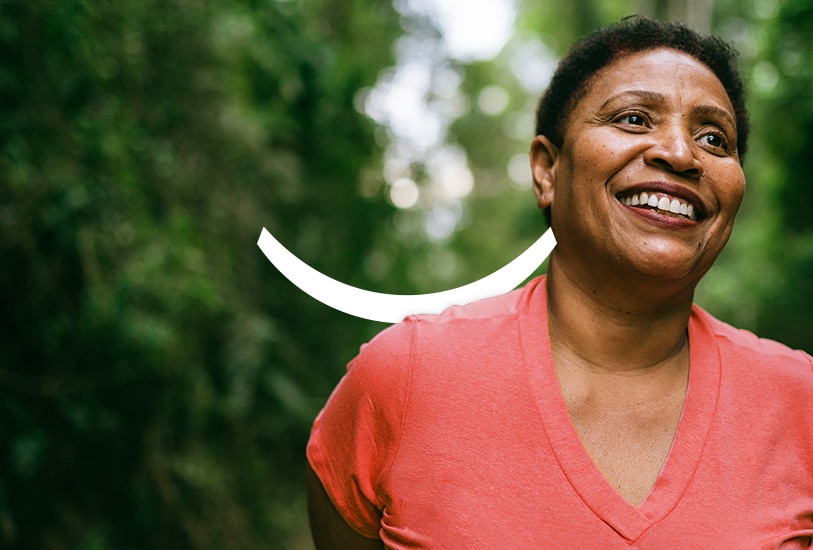 אשה צעירה מחייכת