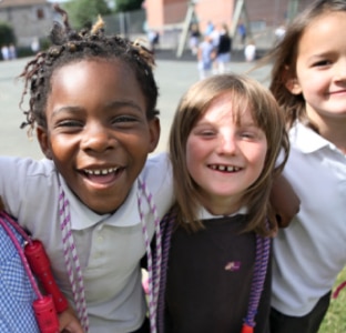 שתי נערות צעירות בתלבושת אחידה המחקות צחצוח שיניים עם מברשות קרטון