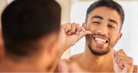 גבר משתמש בחוט דנטלי