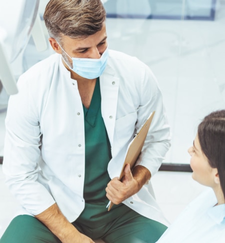 רופא שיניים והמטופל שלו.  