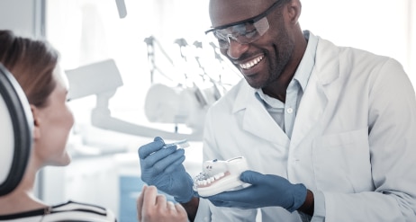 רופא שיניים המטפל באישה