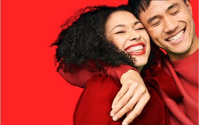 אישה וילד צוחקים במגלשה