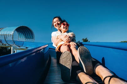 אמא ובת בפארק