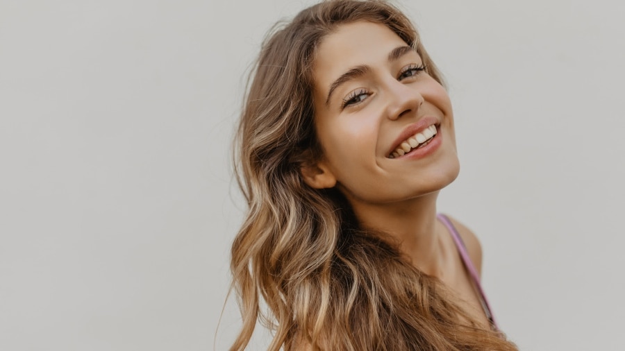 אישה לאחר הלבנת שיניים מומלצת