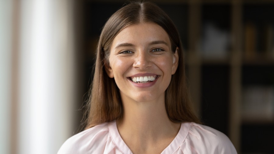 אישה מתלבטת על סוגי הלבנת שיניים בשבילה