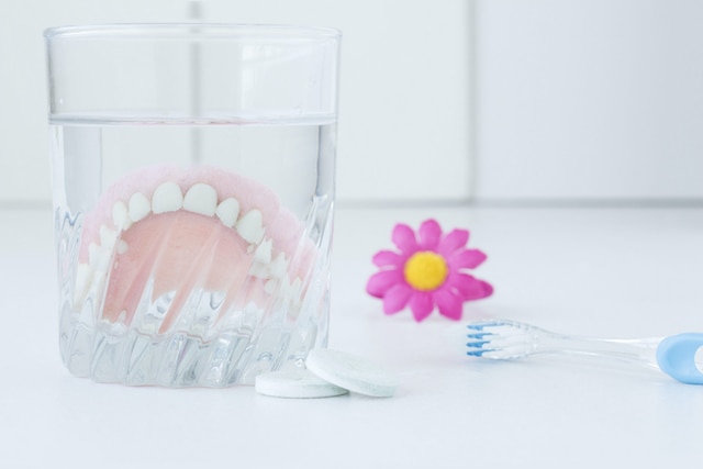 השריית שיניים במים בשביל ניקוי תותבות