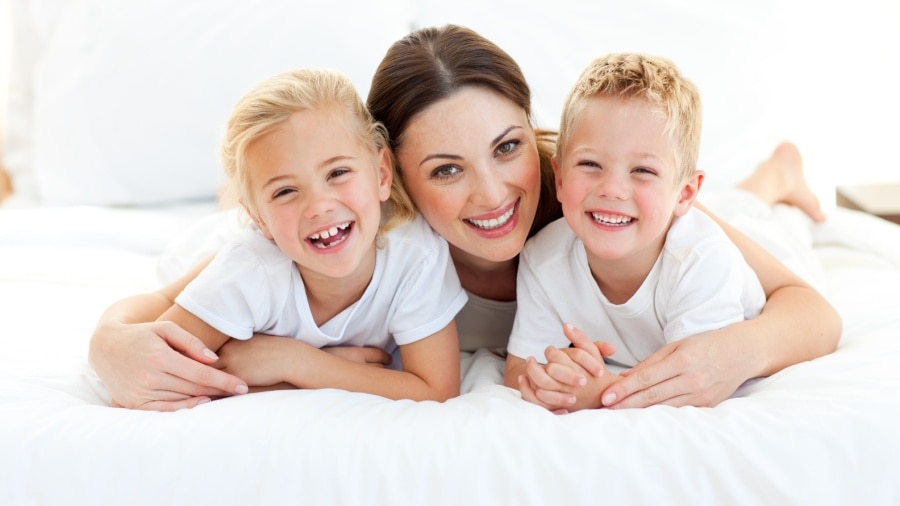 משפחה חוגגת לאחר טיפול בשן סדוקה