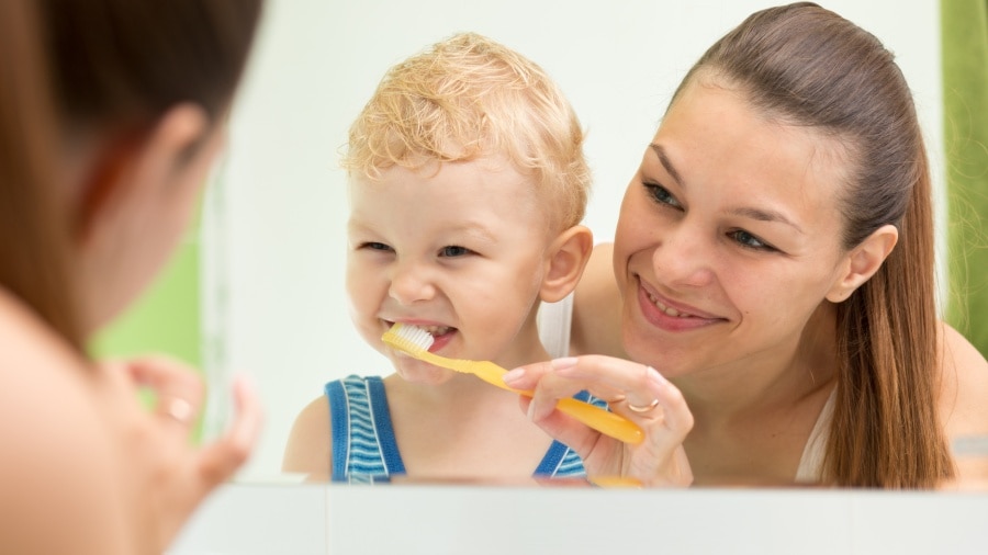 אבא מסביר לבת על דלקת חניכיים אצל ילדים