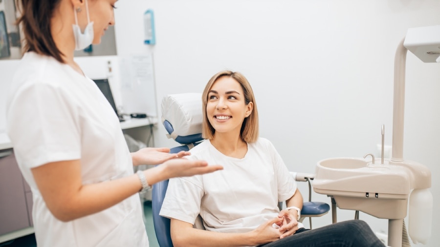 אישה מקבלת הסבר על טיפול טבעי בהרפס בשפתיים