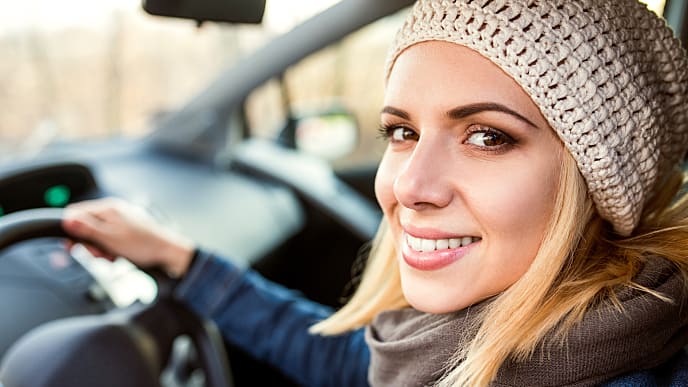 אישה מחייכת לאחר הסרה של כתם שחור בחניכיים