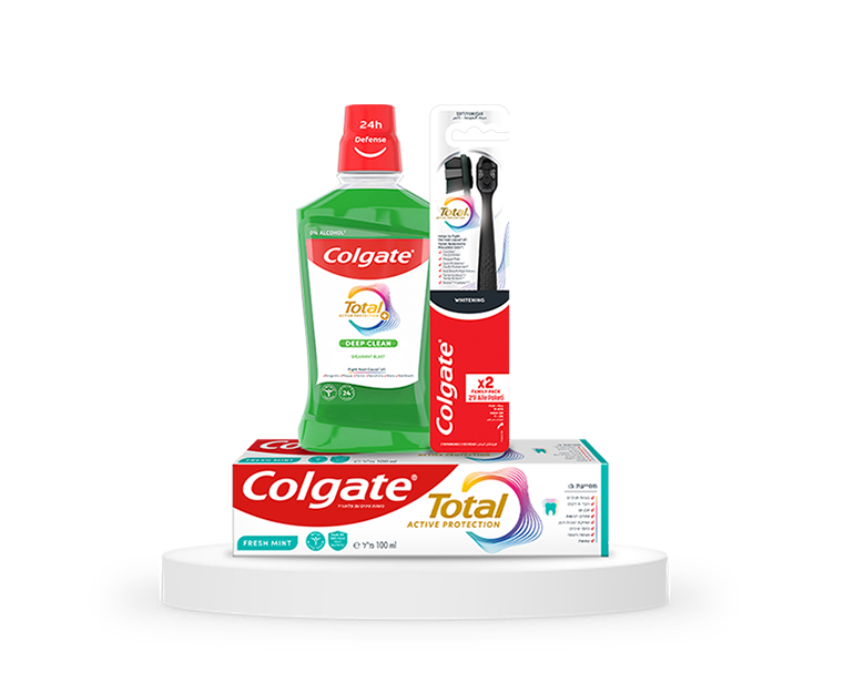 ערכת הלבנה של קולגייט טוטאל: משחת שיניים Whitening, שטיפת פה ומברשות שיניים
