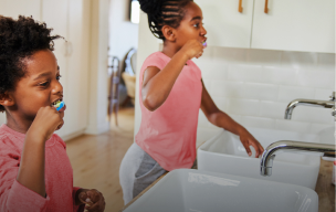 אישה יושבת מול מחשב נייד מחייכת