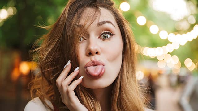 אישה מוציאה לשון לשלילת בליעת לשון