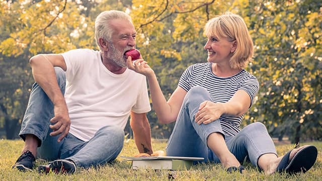 זוג לאחר טיפול עבור סדק בשן