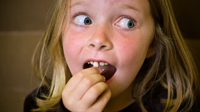 אמא מחבקת את בנה להמחשת כאב שיניים לילדים