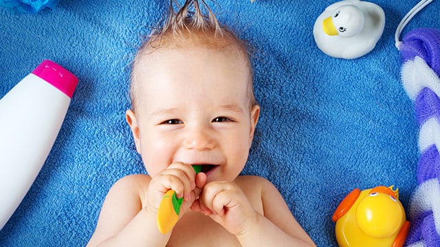 תינוק שמח אחרי צחצוח עם משחת שיניים לתינוקות