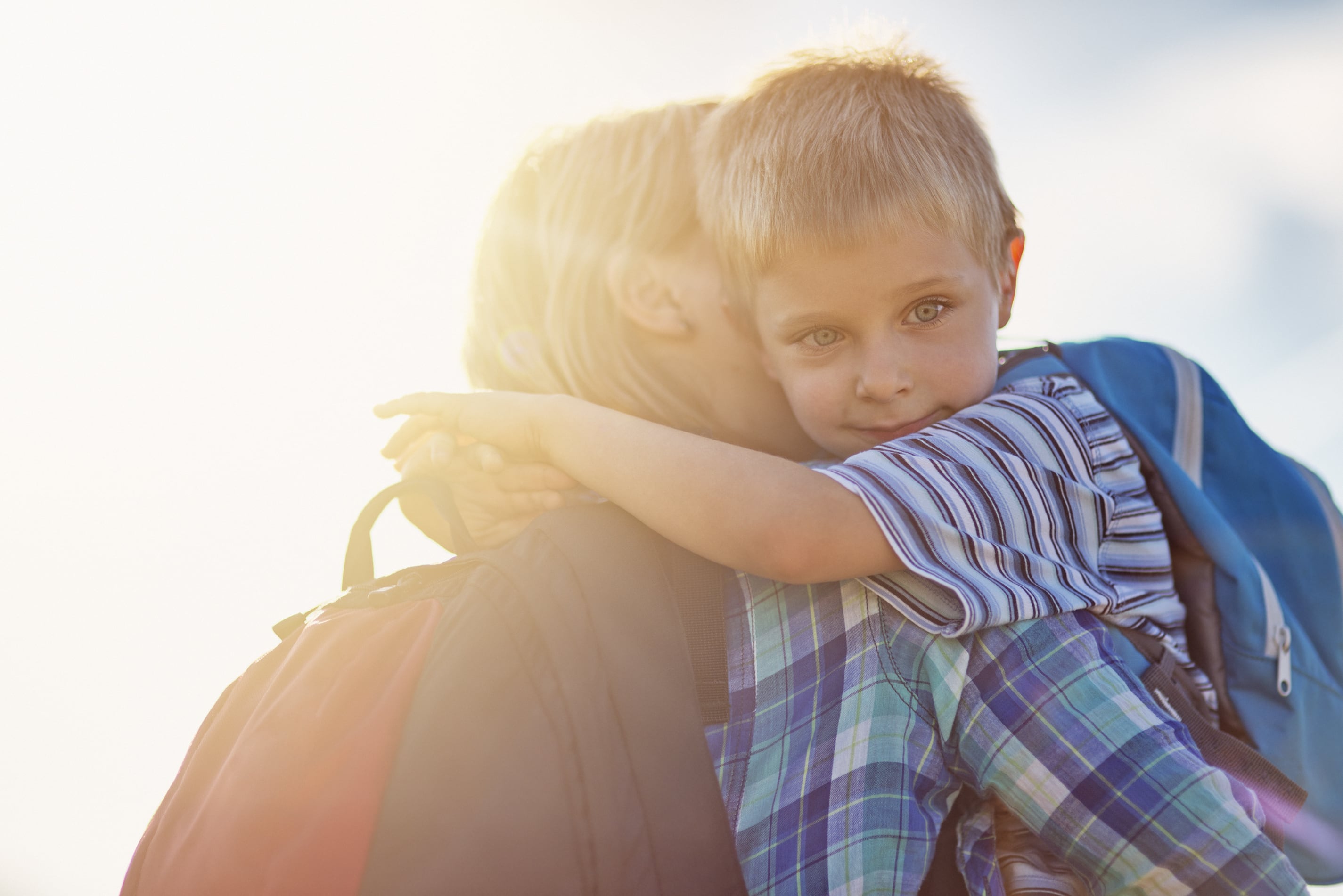 אמא ובנה מחבקים בשמחה.