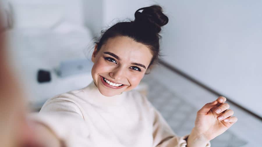 צעירה מאושרת עם חיוך גדול