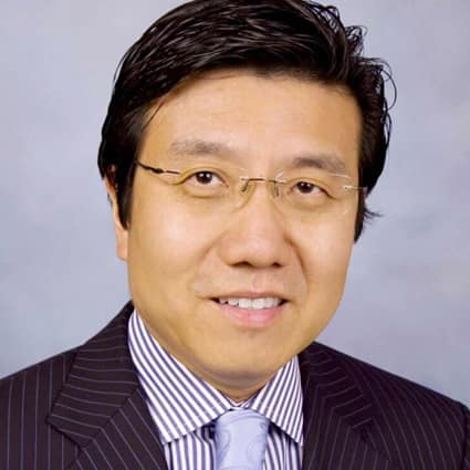ד"ר יון-פו ג'אנג, רופא ומנתח שיניים (בהצטיינות), בעל תואר שני במנהל עסקים