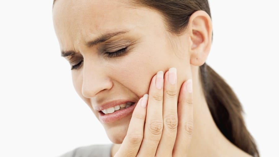 אישה סובלת מכאב שן סדוקה 