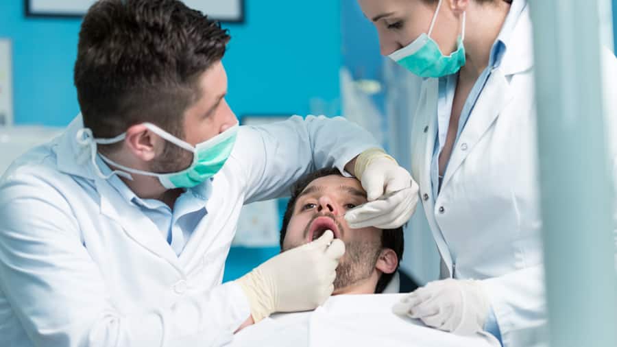 רופא שיניים מוודא שלא יופיעו בעיות אחרי טיפול שורש